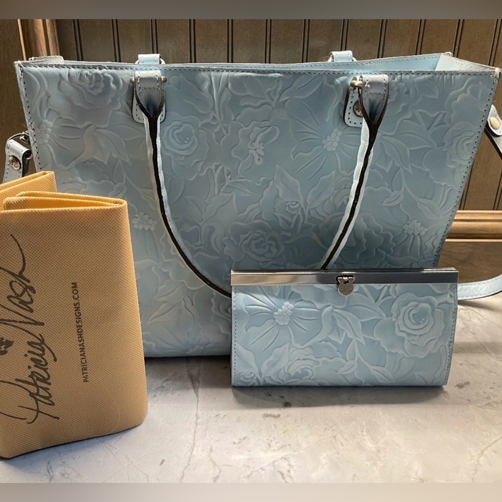 EUC-🌺Patricia Nash Zancona crossbody tote light Blue  & Wallet Set.